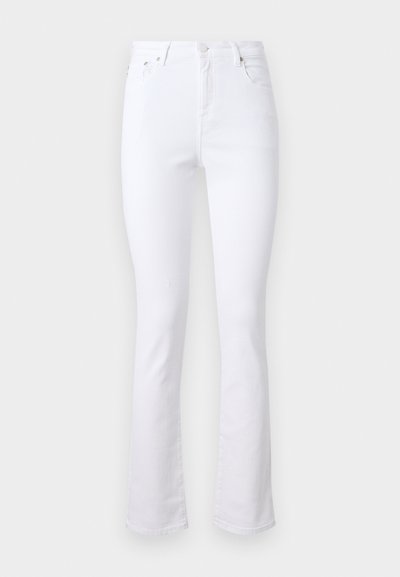 Jeans flare de denim branco com cintura alta, quatro bolsos e fecho frontal com botão. Apresenta uma textura suave e barras bem acabadas.