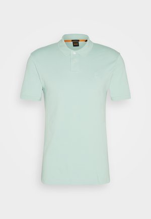 Polo shirt verde menta chiaro realizzato in cotone, con colletto classico, pattina con due bottoni e un piccolo logo in rilievo sul petto.