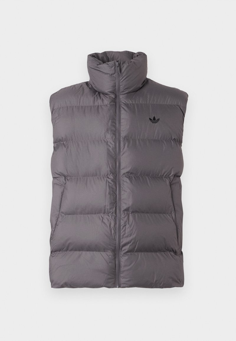 Chaleco sin mangas acolchado en gris oscuro con cuello alto, cremallera frontal, bolsillos laterales y pequeño logotipo negro en el lado izquierdo del pecho.