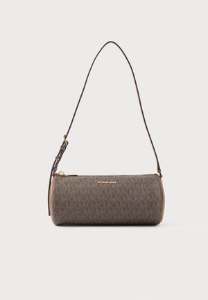 Καφέ κυλινδρική τσάντα ώμου Michael Kors με ρυθμιζόμενο ιμάντα και φερμουάρ σε χρυσό χρώμα πάνω σε απλό φόντο.