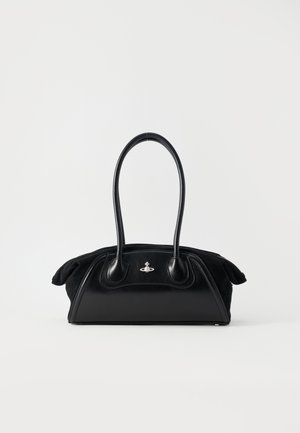 Zwarte handtas van leer en stof met twee lange hengsels en een zilverkleurig logo-embleem centraal op het voorpaneel.