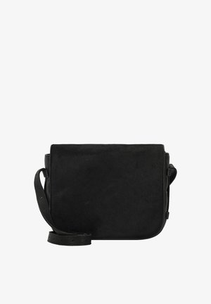 Bolso cruzado de cuero negro con una textura suave, forma rectangular, correa ajustable y diseño minimalista. Sin herrajes ni acentos visibles.