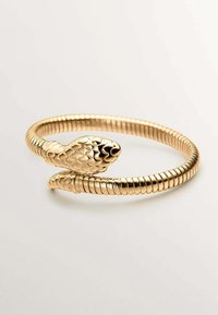 Pulsera de brazalete de serpiente en tono dorado con un diseño enrollado, que presenta escamas texturizadas en las cabezas de las serpientes en ambos extremos y un tubing liso y brillante.