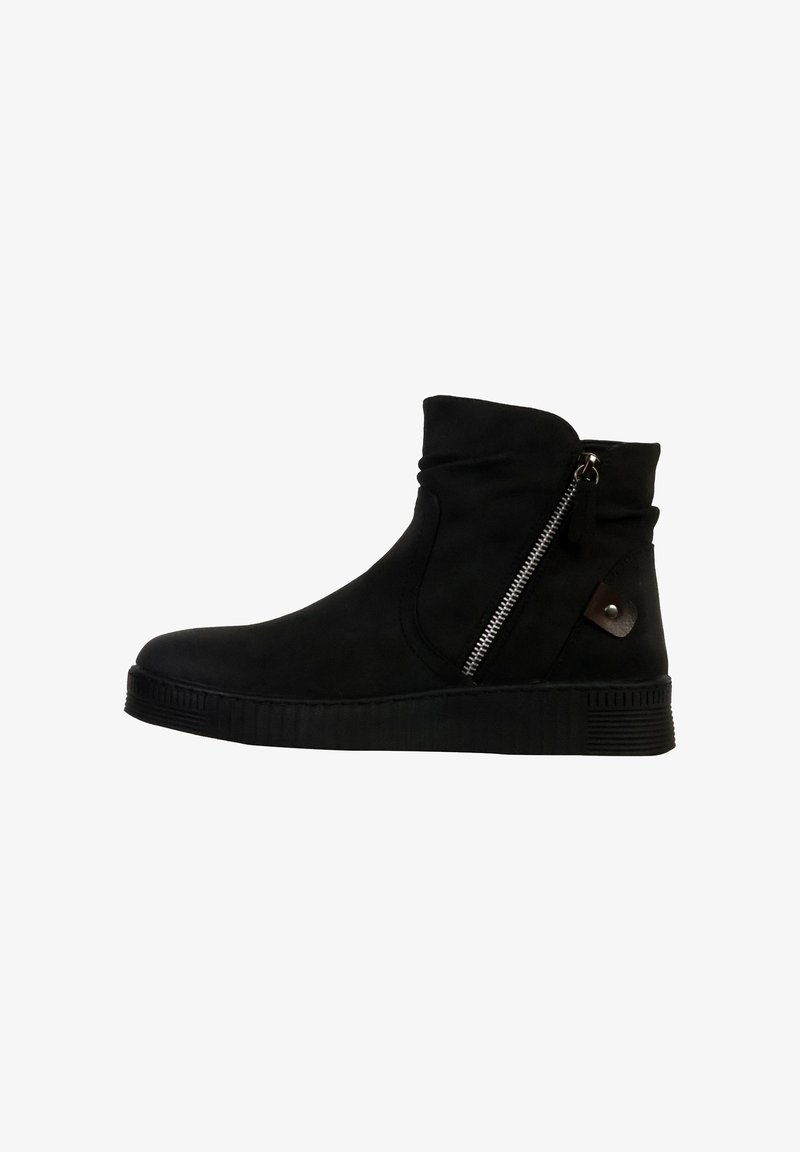 Sort ankelstøvle lavet af ruskind med et slouchy design, sidelukning, gummisål og en lille læderdetalje på hælen.
