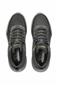Scarpe sportive grigie con tomaia in rete e suede, punta rinforzata, colletto imbottito e soletta in schiuma memory. Caratterizzate da un design con lacci e suola testurizzata.