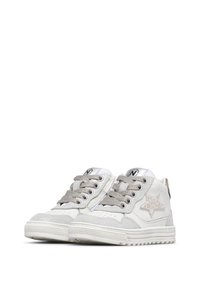 Bílé vysoké tenisky mají třpytivou stříbrnou hvězdičku, texturované panely a šedé tkaničky. Gumová podrážka s protiskluzovou texturou.