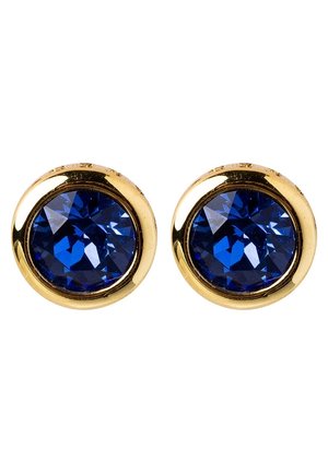 Ronde gouden steker oorbellen met grote, facetgeslepen diepe blauwe edelstenen in het midden.