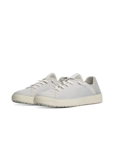 Par de zapatillas casuales gris claro con suelas y cordones blancos, diseño de corte bajo, mostradas una al lado de la otra sobre un fondo blanco.