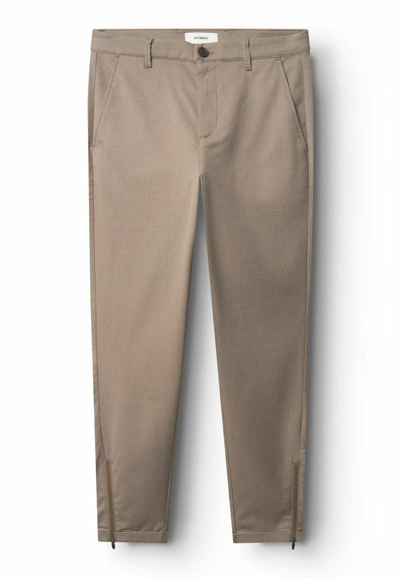 Pantaloni bej, croiți, cu o textură netedă, buzunare frontale și fermoare la gleznă. Eticheta este vizibilă pe talie.