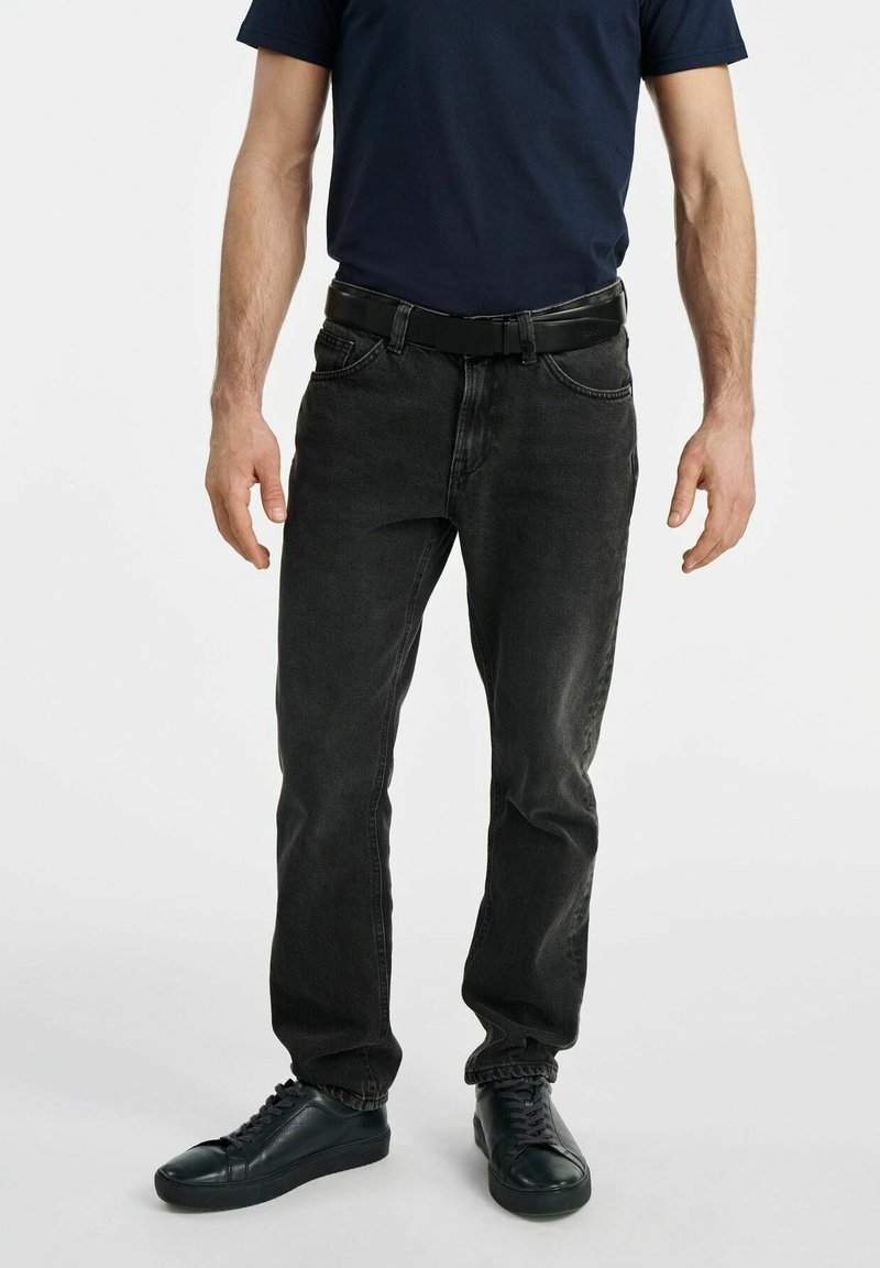 Czarne dżinsy o prostym kroju, z pięcioma kieszeniami i czarnym paskiem. Gładka tekstura i minimalne efekty blaknięcia.