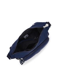 Borsa a pochette blu navy con un'esterno sintetico liscio. Presenta una chiusura con zip e foderatura interna nera, comprensiva di una tasca piccola.