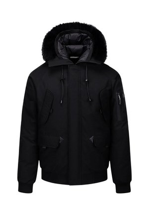 Veste noire isolante avec une capuche bordée de fourrure, plusieurs poches, détail zippé sur le bras, poignets côtelés et silhouette épurée.