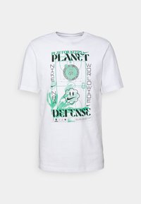 Bílá bavlněná tričko s grafickým designem v zelené barvě. Design obsahuje texty "HRAJ PRO VYHODNOCENÍ," "PLANETA" a květinovou kreslenou postavičku.