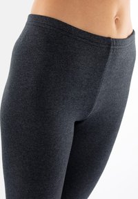 Czarne legginsy z wysokim stanem o rypsowej fakturze, z bezszwowym pasem w talii i dopasowanym krojem aż do kostek.