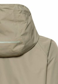 Jasnoróżowa beżowa kurtka przeciwdeszczowa z kapturem, z widocznym przeszyciem i poziomym, odblaskowym paskiem na tylnej części kaptura.