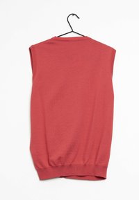 Pull sans manches rouge sur un cintre noir, avec un col arrondi et un ourlet côtelé, fabriqué en tissu doux et léger.