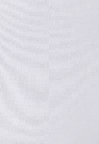 Witte ribstof met een gladde textuur, voorzien van fijne verticale lijnen, die zijn rekbaarheid en lichte kwaliteit laat zien.