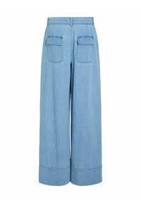 Pantalon en jean bleu clair à jambes larges, taille haute, deux poches arrière à rabat et revers cousus à l'ourlet.