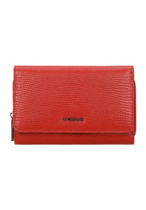Portefeuille en cuir texturé rouge avec un motif semblable à celui d'un crocodile, doté d'une fermeture magnétique et d'un logo de marque en argent. Forme compacte et rectangulaire.