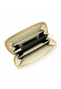 Reißverschluss-Wallet aus cremefarbenem Leder, mit mehreren Kartenfächern, einem Reißverschluss-Münzfach und einem goldfarbenen Reißverschluss. Schwarze Innenakzente.