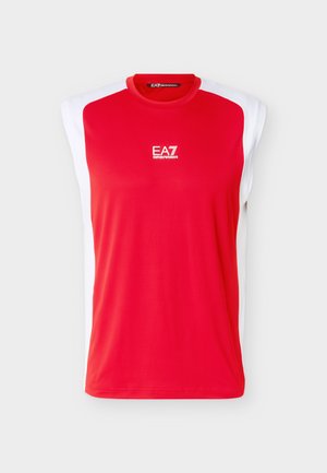 Camiseta deportiva sin mangas de color rojo con paneles laterales blancos y el logo "EA7 Emporio Armani" centrado en el pecho.
