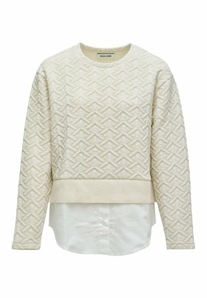 Suéter largo de manga larga acolchado en color crema con patrón geométrico, dobladillo acanalado y detalle de cola de camisa blanca adherida en la parte inferior.