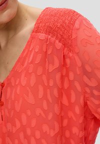 s.Oliver MIT SMOK DETAIL - Blouse - hellorange