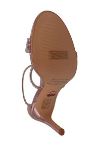 Vaaleanpunainen metalli korkea kantapää sandaali, jossa on ohut stiletto, nilkkaremmit, jotka on vuorattu strasseilla, ja teksturoitu pohja.