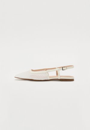 Προβεβλημένο παπούτσι slingback με μυτερή μύτη σε κρέμ διχτυωτό υλικό με καρώ μοτίβο, διαθέτοντας δύο πλευρικές κοπές και επίπεδη καφέ σόλα.