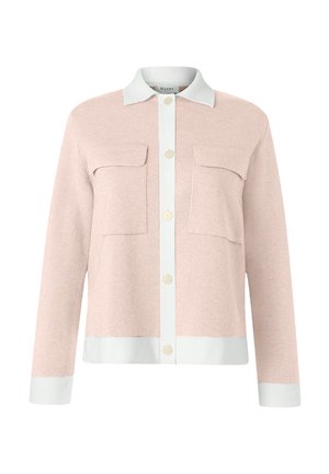 Chaqueta camisa de manga larga en rosa claro con cuello blanco, tapeta de botones, puños, dobladillo y dos bolsillos delanteros con solapa.