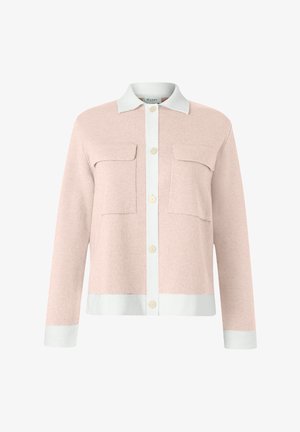 Jasnoróżowa długa koszula z długim rękawem, białym kołnierzem, listwą na guziki, mankietami, krawędzią oraz dwoma przednimi kieszeniami z patkami.