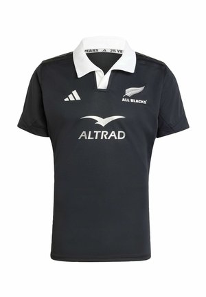 Zwarte rugbyshirt met een witte kraag. Heeft witte logo's: "All Blacks" en "ALTRAD." Gemaakt van een gladde, lichte stof.