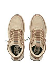 Sneaker beige in suede con accenti in pelle marrone, forma arrotondata, cuciture a contrasto, lacci e logo sulle solette.