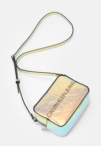 Irisstyleerad rektangulär axelremsväska med svarta detaljer, dragkedjestängning och präglad varumärkeslogotyp; justerbar rem för mångsidighet.