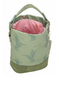 Sac seau vert avec motif colibri, fond en daim et doublure florale rose. Il possède une anse supérieure et une poche zippée à l'intérieur.