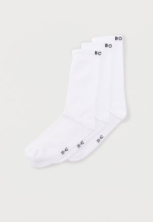 Drei Paar weiße Sportsocken übereinander gestapelt, jede mit schwarzen Größenangaben "39-42" auf den Zehen und teilweise sichtbarem "BO"-Schriftzug nahe den Bündchen.