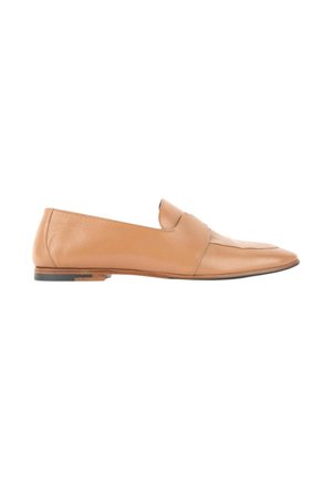 Lys brun læder flad loafer med spids tå, slip-on design og lav hæl, vist fra siden på en hvid baggrund.