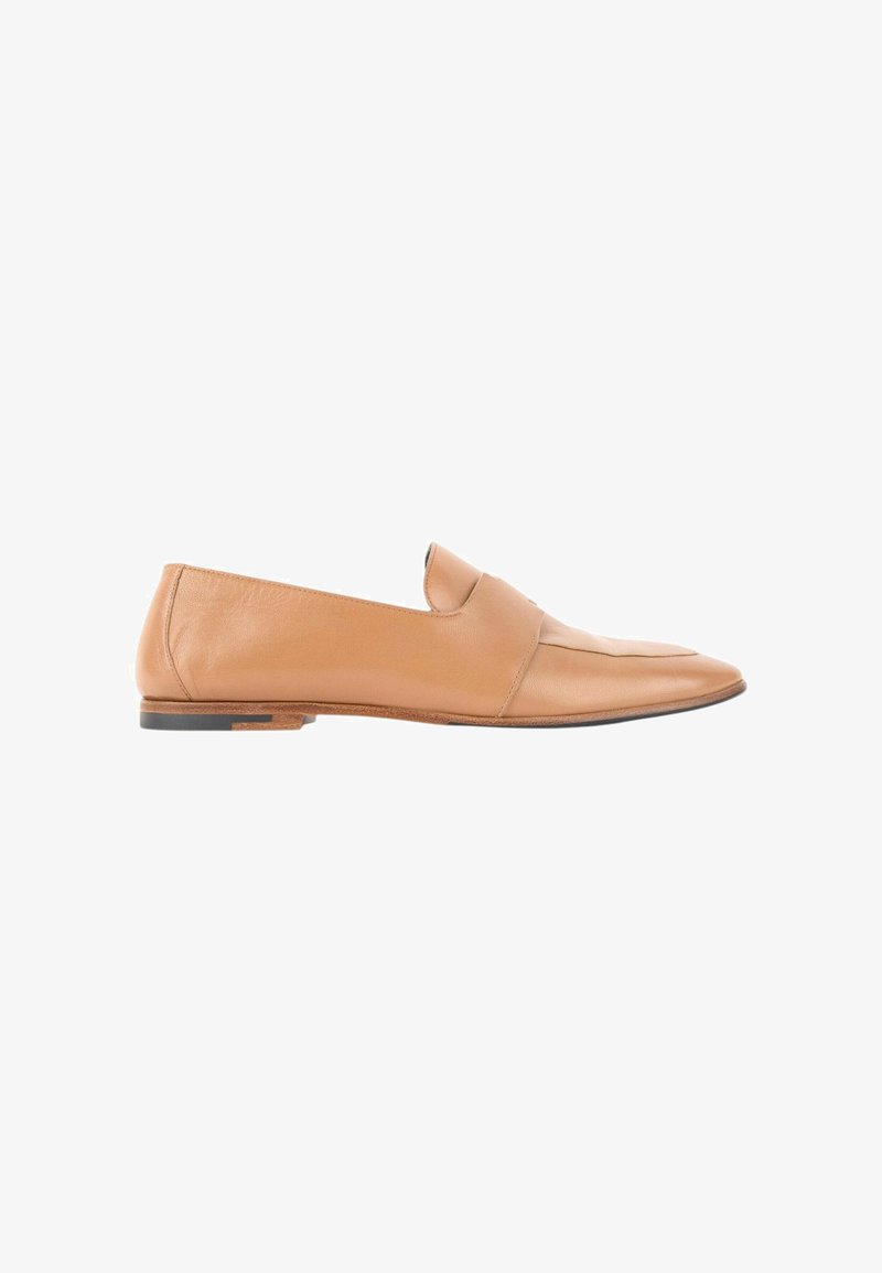 Mocassin plat en cuir fauve avec bout pointu, design slip-on et talon bas, présenté de côté sur fond blanc.