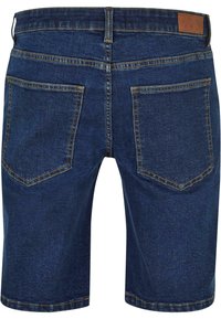 Shorts en denim de couleur bleu foncé avec une coupe droite, dotés de poches arrière doubles et de coutures contrastantes jaunes sur les coutures et l'ourlet.