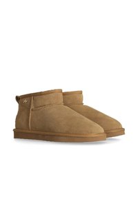 Par av bruna mocka ankle boots med platta gummisulor och synlig sömnad runt vristen och sidorna.