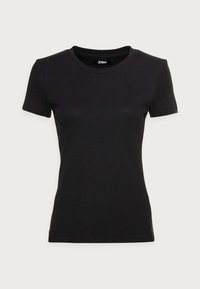 Černé tričko s krátkým rukávem vyrobené z hladké bavlny, s klasickým kulatým výstřihem a přiléhavým střihem. Bez viditelných vzorů nebo akcentů.