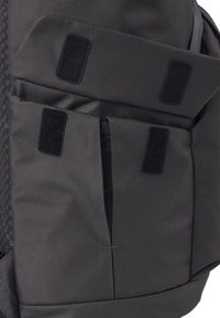Schwarzer Rucksack aus strukturiertem Stoff, mit Klettverschlussriemen und einem Reißverschlussfach. Kompaktes Design mit mehreren Fächern zur Organisation.
