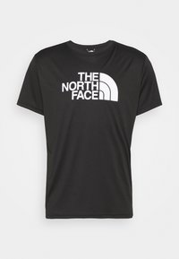 Černé tričko vyrobené z hladkého materiálu s velkým bílým logem "THE NORTH FACE" a zakřiveným designovým prvkem.