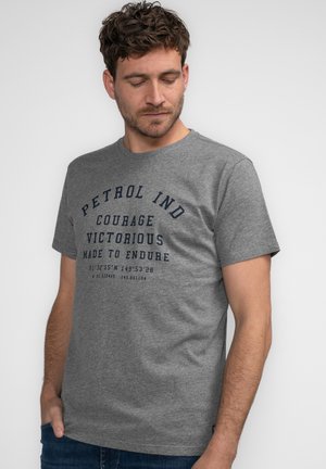 Šedé bavlněné tričko s kulatým výstřihem, krátkými rukávy a předním potiskem v námořnické modři obsahujícím text a souřadnice pro dodatečný detail.