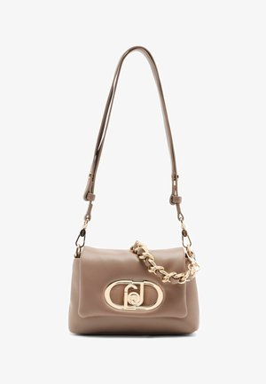 Bolso de piel marrón con una textura suave, que presenta un cierre con logo en tono dorado y un detalle de cadena dorada en la correa.