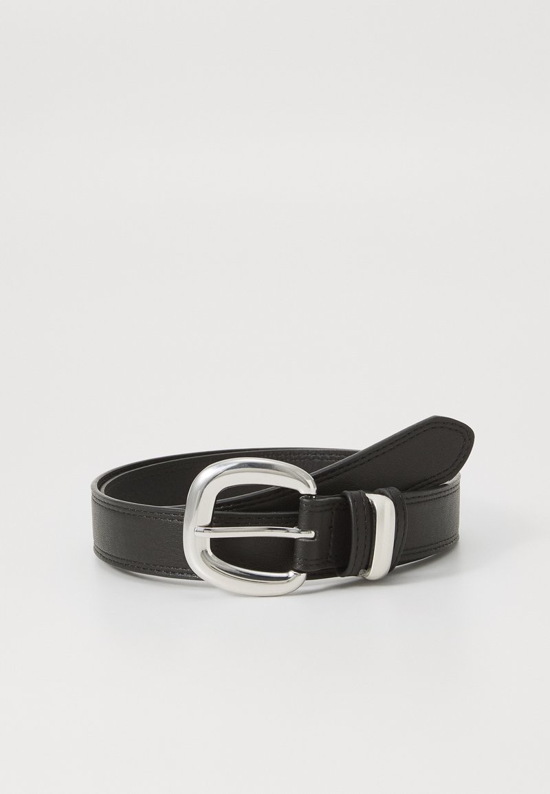 Cinturón de cuero negro con un acabado suave, que presenta una hebilla de metal plateada y un solo asa para el ajuste. Diseño simple y funcional.