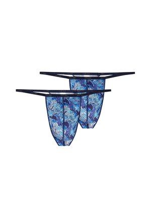 Due tanga da uomo in rete blu con fantasia, con sottili fasce elastiche nere in vita su sfondo bianco.