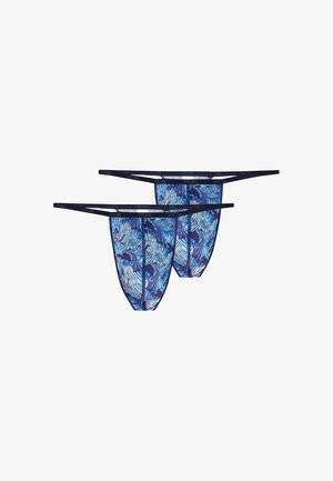 Twee blauwe patterned heren mesh strings met dunne zwarte elastische taillebanden op witte achtergrond.