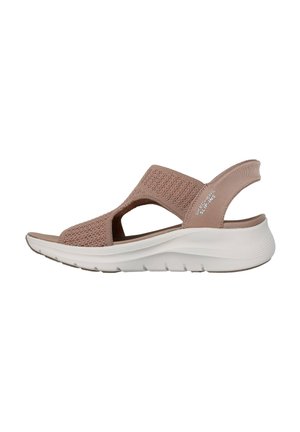 Sandale à bout ouvert en maille marron clair avec une semelle blanche rembourrée et une bride arrière, avec le logo Skechers Slip-ins sur le côté.