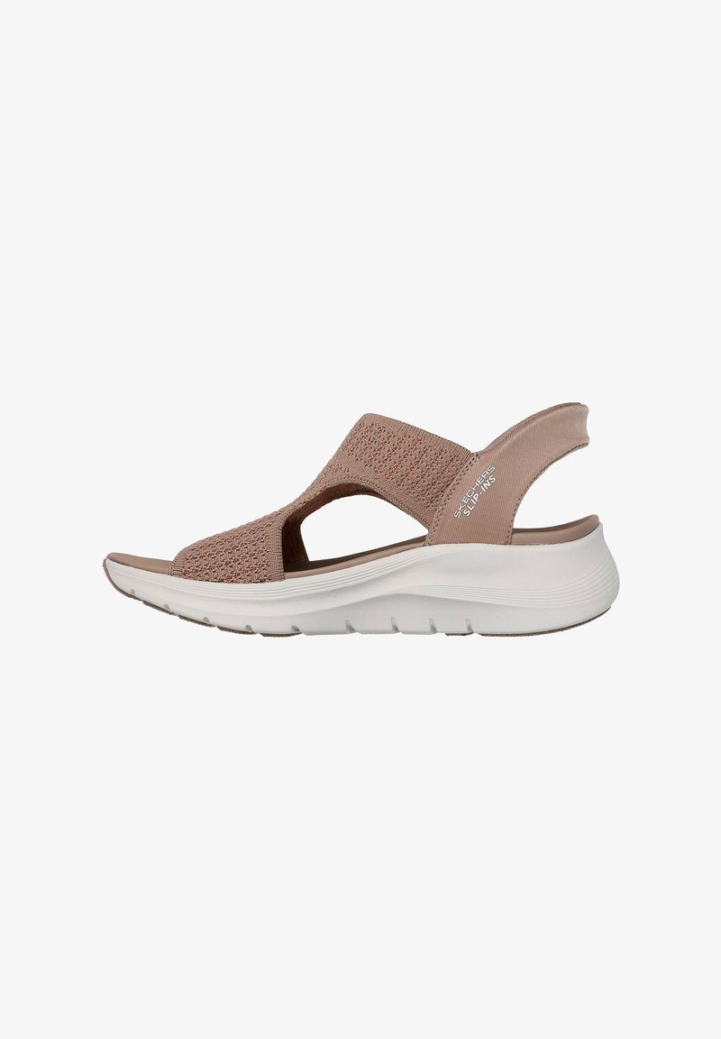 Sandale à bout ouvert en maille marron clair avec une semelle blanche rembourrée et une bride arrière, avec le logo Skechers Slip-ins sur le côté.